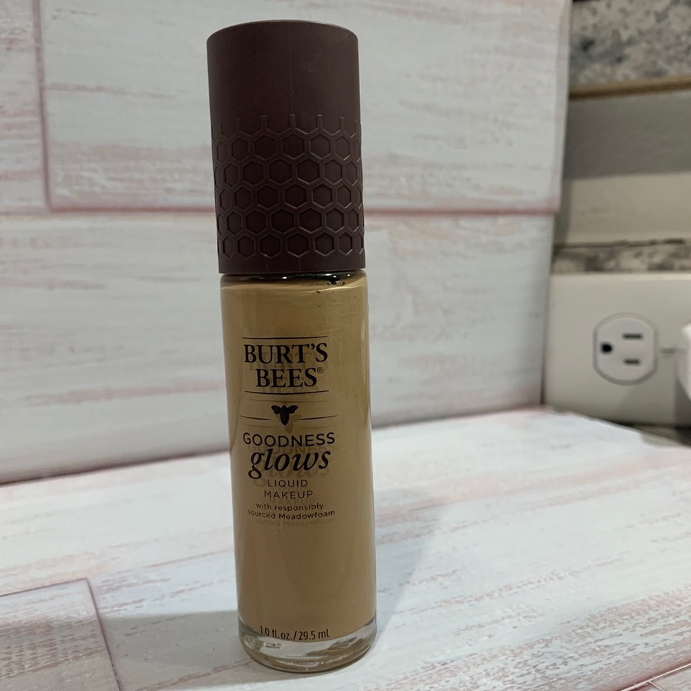 Burt's Bees Goodness Glows Liquid Makeup Foundation -Soft Honey